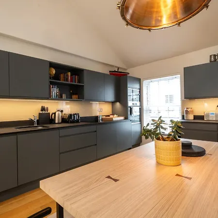 Enchanting Clifton Retreat With Patio Garden *