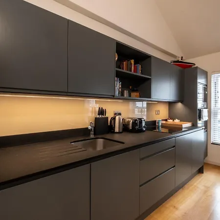 Enchanting Clifton Retreat With Patio Garden Bristol