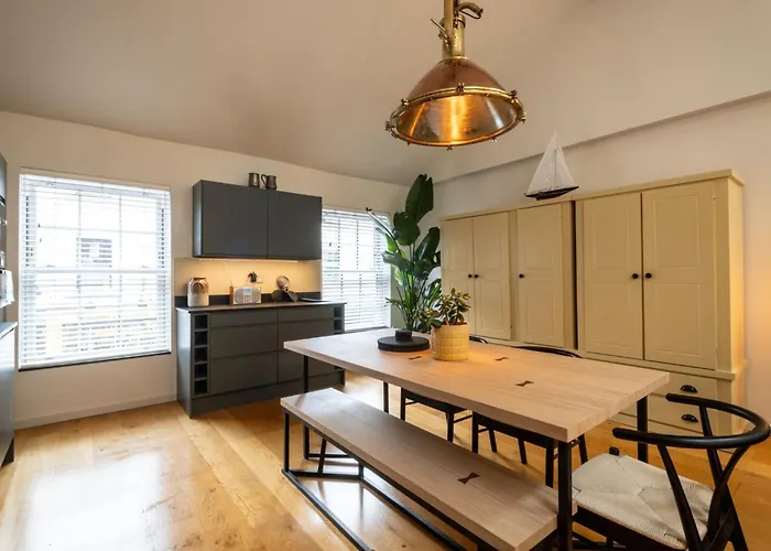 Enchanting Clifton Retreat With Patio Garden * Bristol