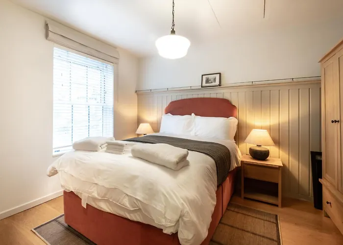 Enchanting Clifton Retreat With Patio Garden Bristol