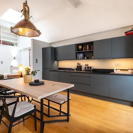 Enchanting Clifton Retreat With Patio Garden Dom wakacyjny Bristol