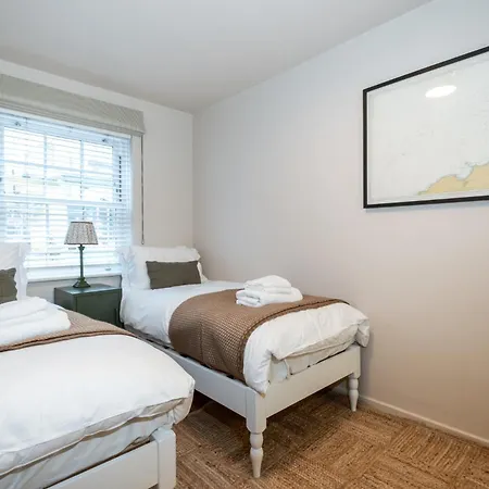 בית נופש Enchanting Clifton Retreat With Patio Garden בריסטול