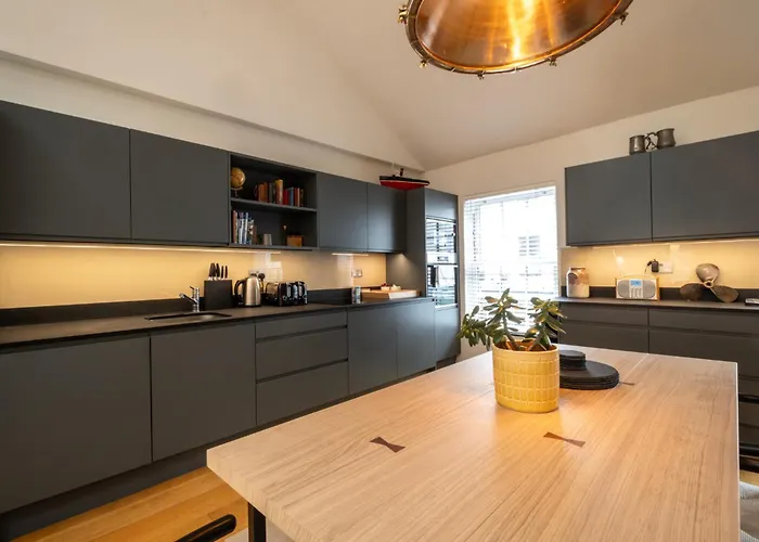 Enchanting Clifton Retreat With Patio Garden *