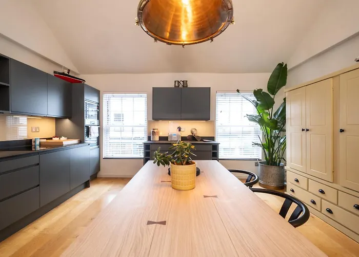 Dom wakacyjny Enchanting Clifton Retreat With Patio Garden *