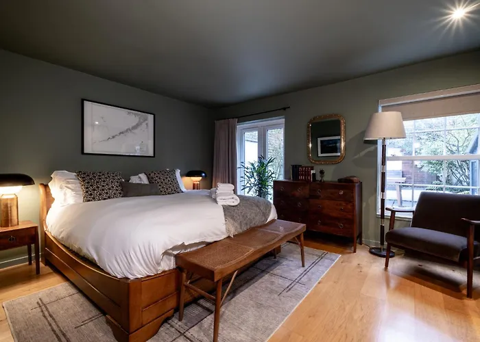 Feriehus Enchanting Clifton Retreat With Patio Garden