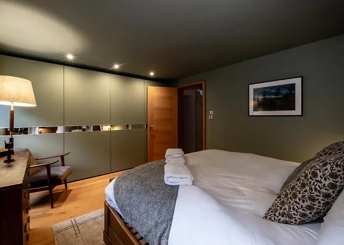 Enchanting Clifton Retreat With Patio Garden