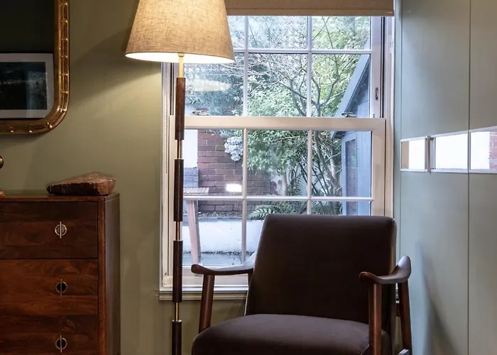 Enchanting Clifton Retreat With Patio Garden Bristol