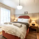 Enchanting Clifton Retreat With Patio Garden Bristol