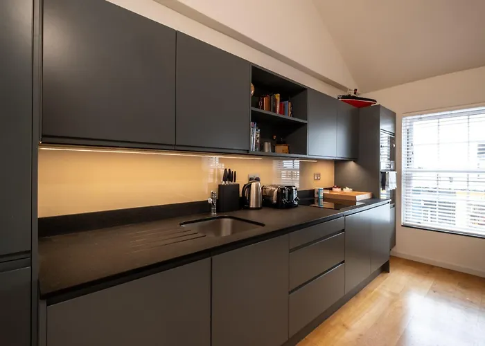 Enchanting Clifton Retreat With Patio Garden ブリストル