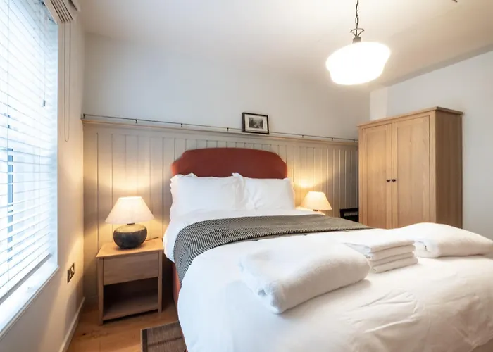 別荘 Enchanting Clifton Retreat With Patio Garden