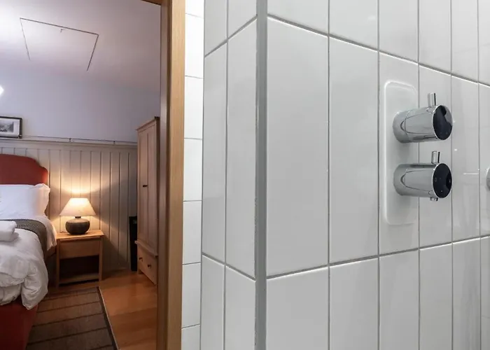 Enchanting Clifton Retreat With Patio Garden ブリストル