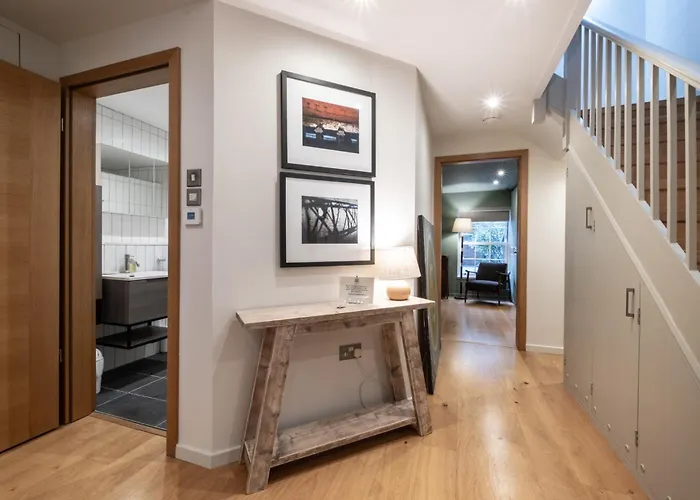 Enchanting Clifton Retreat With Patio Garden * ブリストル